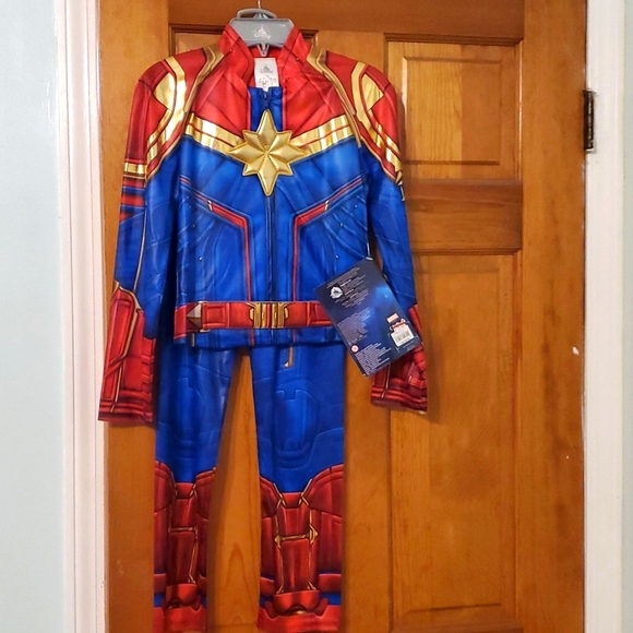 Captain Marvel costume - Picture 2 of 2